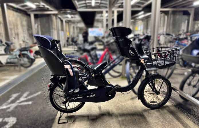 駐輪場に止めた3人乗り電動自転車