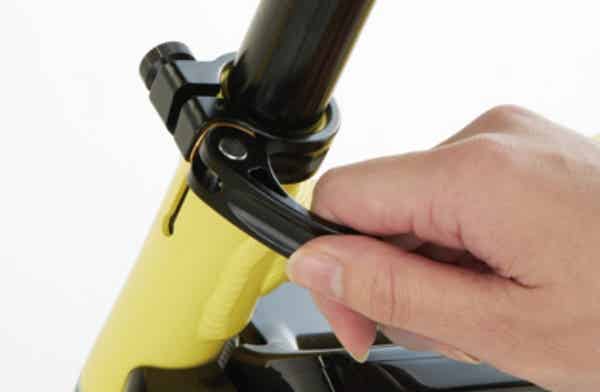 ヤマハパスのサドル調整レバー