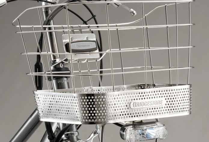 ブリヂストン　アルベルトeの前かごとライト