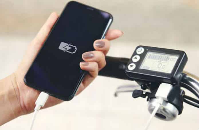 スマホを充電中