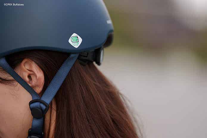 MagRideの大人用ヘルメットを着用した女性