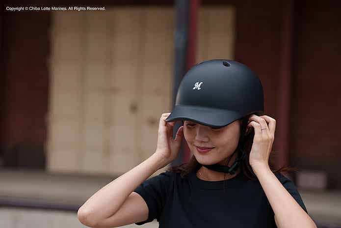 MagRideの大人用ヘルメットを着用した女性