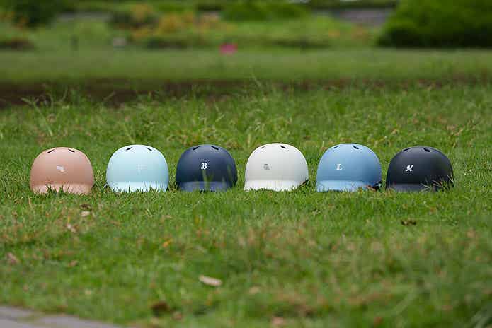 芝生に並んだMagRideの大人用ヘルメット