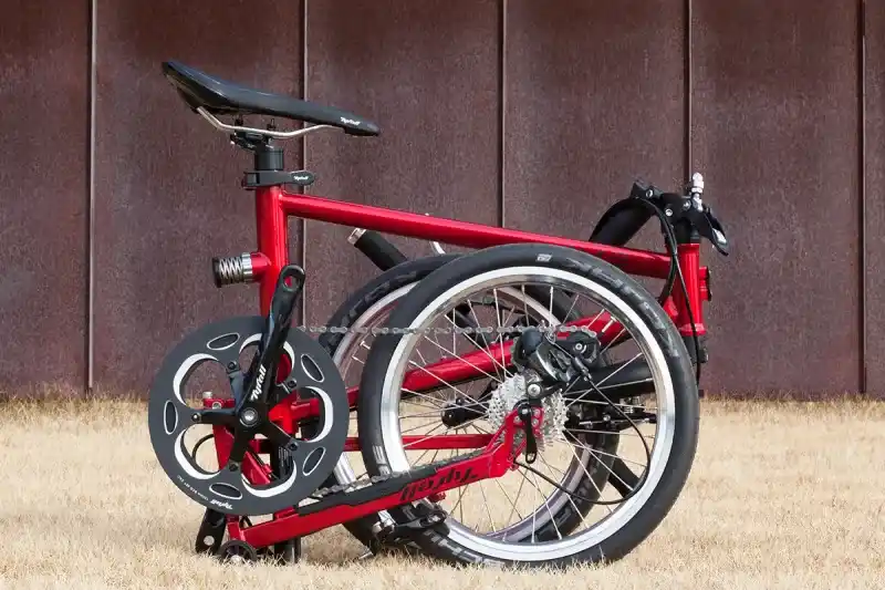 折りたたまれたタイレルのミニベロ