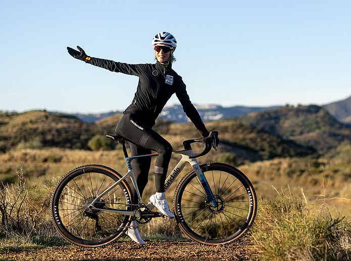 Cannondaleのグラベルバイクに乗る女性