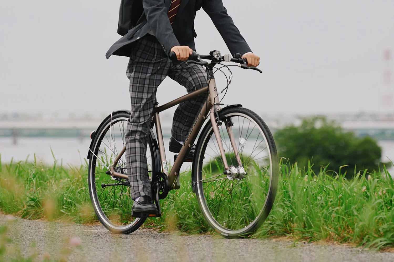 BRIDGESTONEのクロスバイクに乗る男性