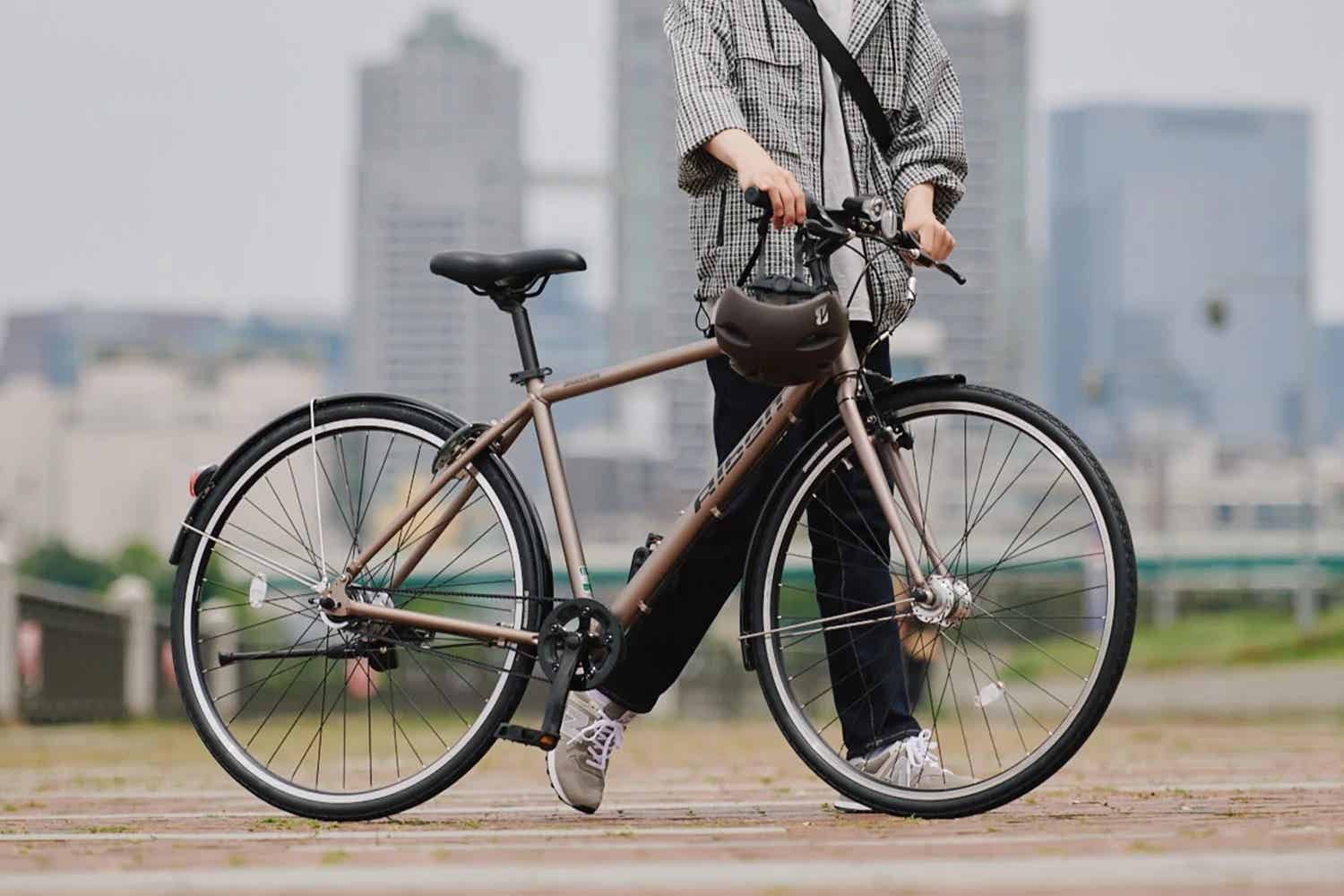 ブリヂストンのクロスバイクと男性