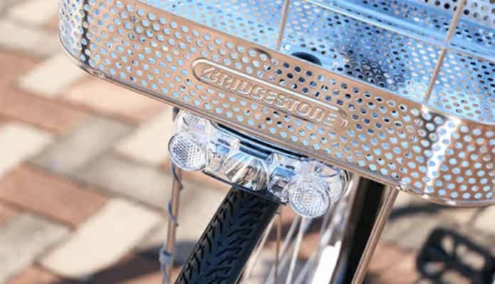 ステンレス製の自転車の前カゴ