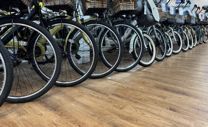 自転車ショップに並んだ子乗せ自転車のタイヤ