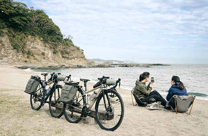 ANCHOR RE6でツーリングする男女