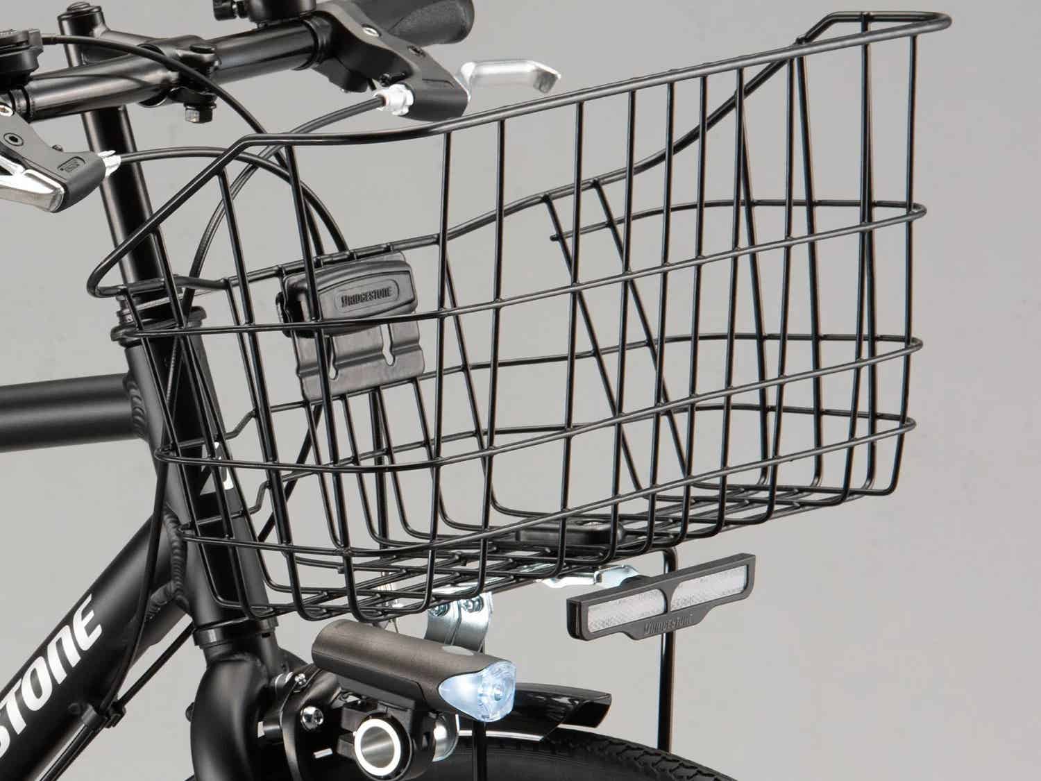 カゴと泥除けが付いたBRIDGESTONEのクロスバイク