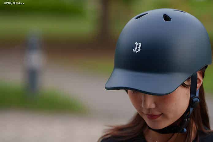 MagRideの大人用ヘルメットを着用した女性