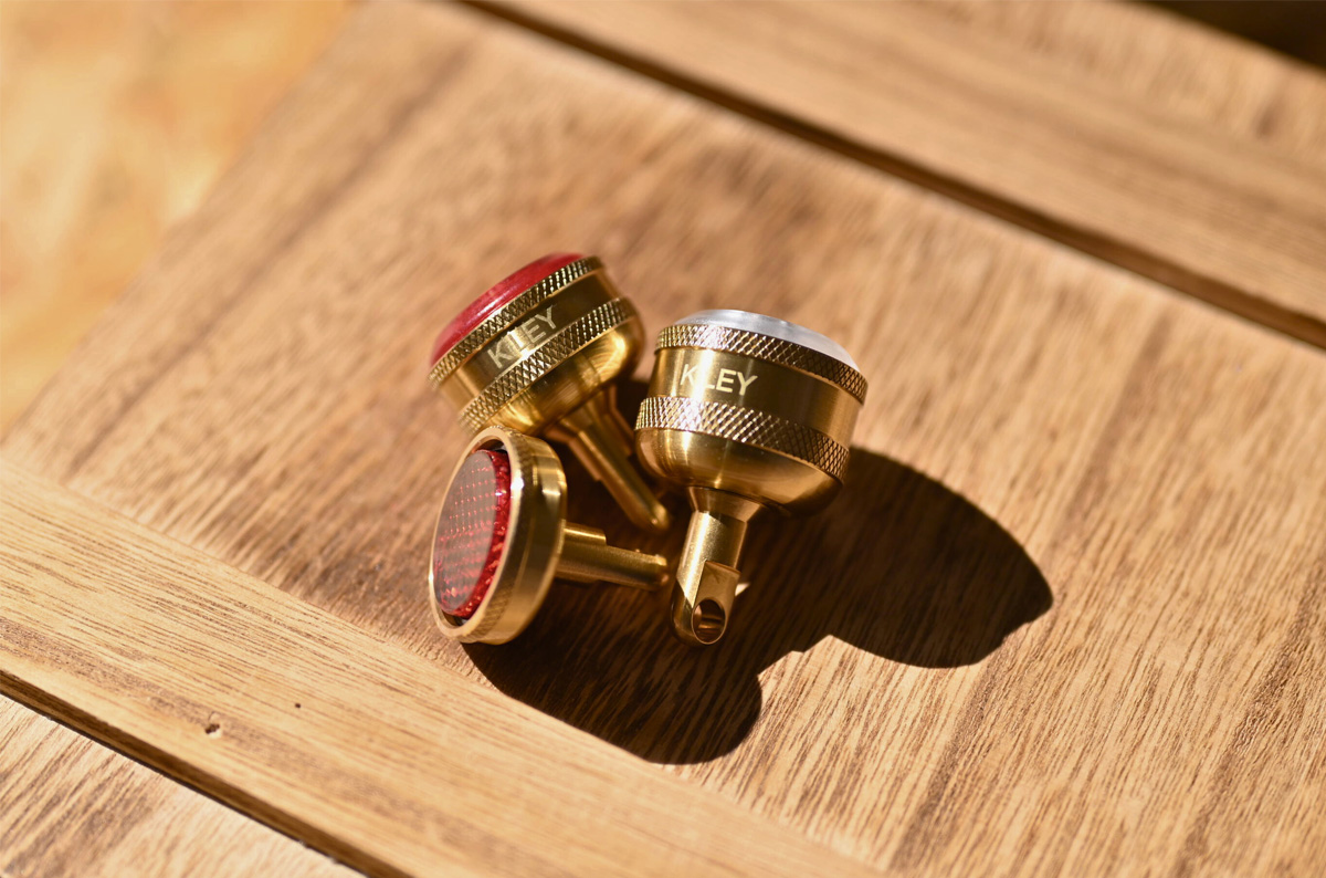 【5年後、10年後が楽しみになるライト】KiLEYの人気ライトが“経年変化“を楽しむ真鍮限定モデルで登場