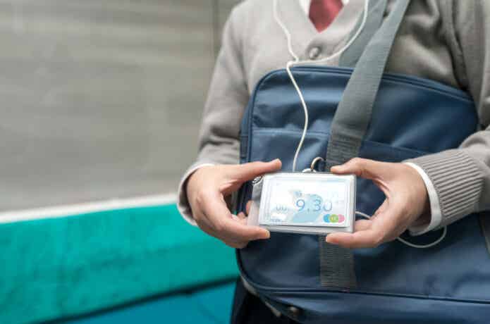 通学定期を持つ女子学生