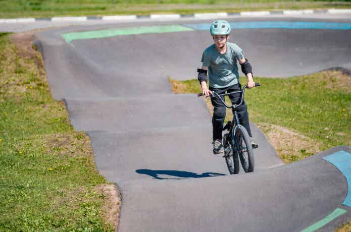 BMXに乗る少年