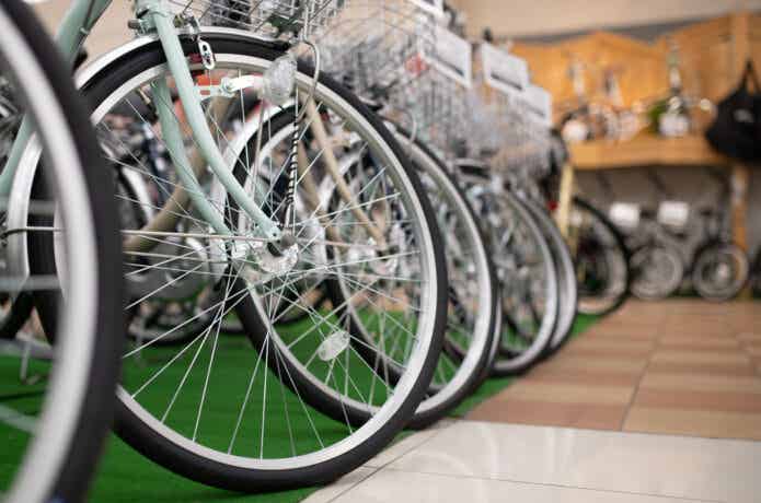 自転車店のオートライト付きシティサイクル