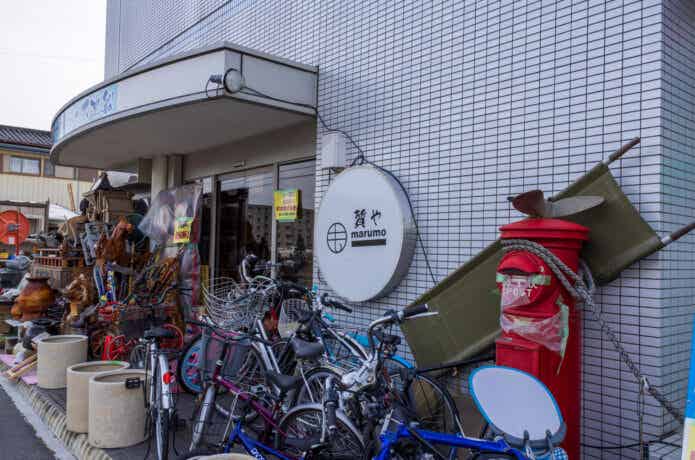 リサイクルショップの店頭に置かれた自転車