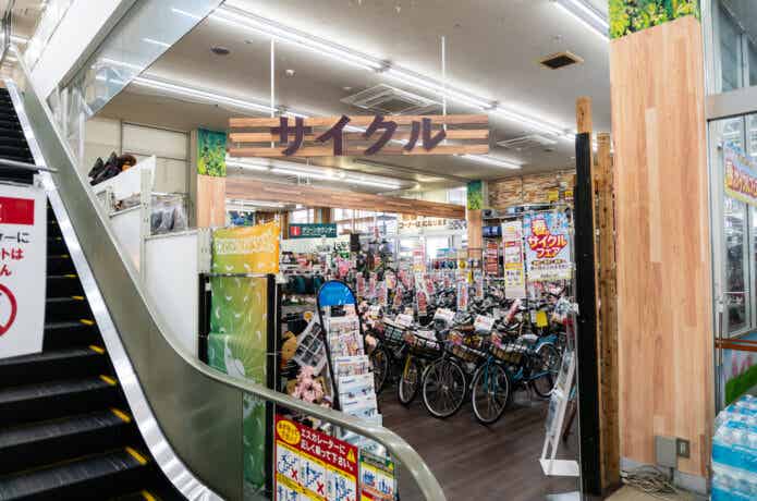 BRIDGESTONEのクロスバイクを扱うホームセンターの自転車売り場