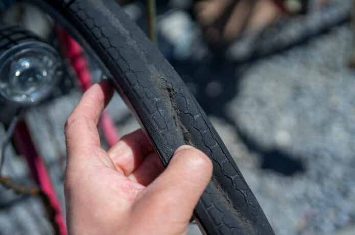 表面が裂けた自転車タイヤ