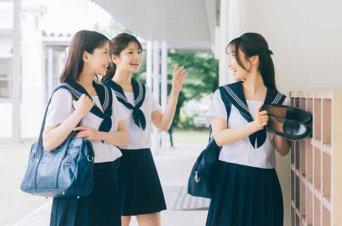 登校した３人の女子高生