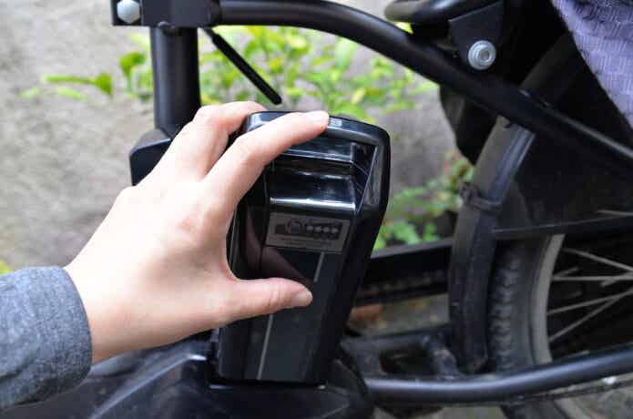 電動自転車にバッテリーを装着するところ