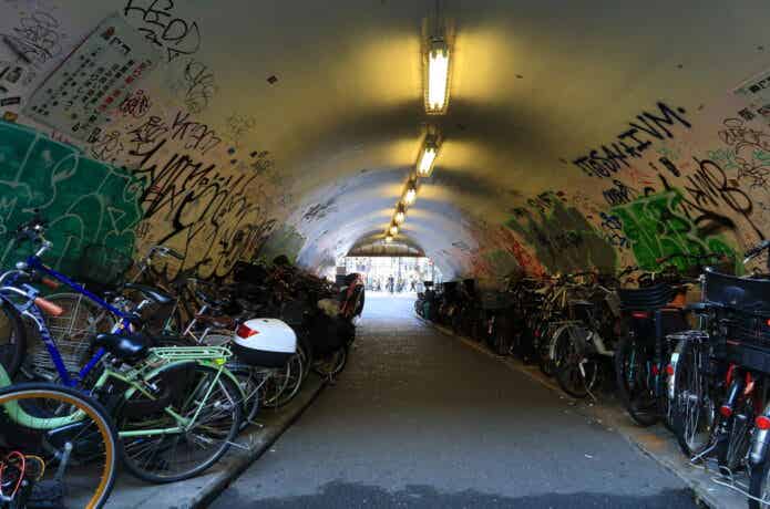 トンネルの自転車