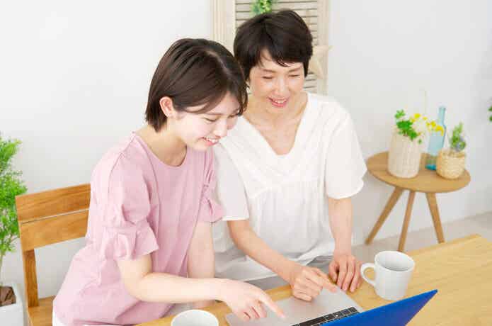 ネットショッピングしている母娘