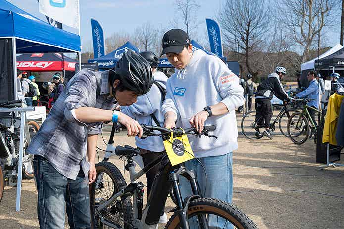自転車を試乗する参加者
