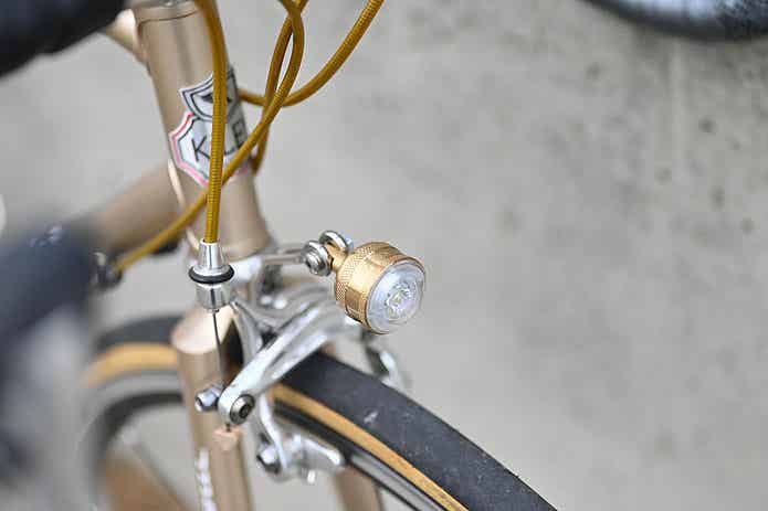 ロードバイクに取り付けた、キーレイのフロントライト