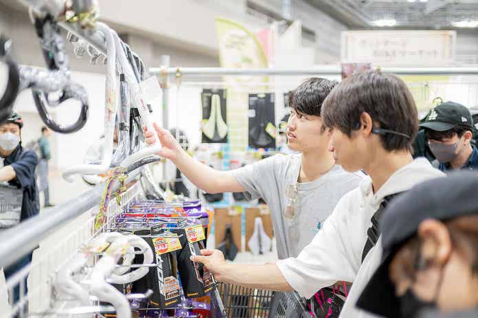 ショップで買い物をするイベント参加者