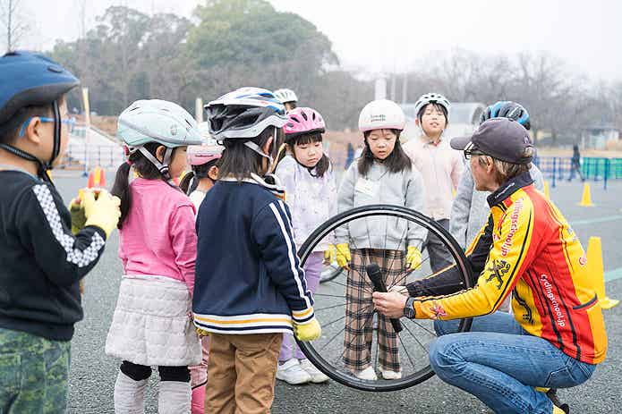 自転車教室を体験する子どもたち