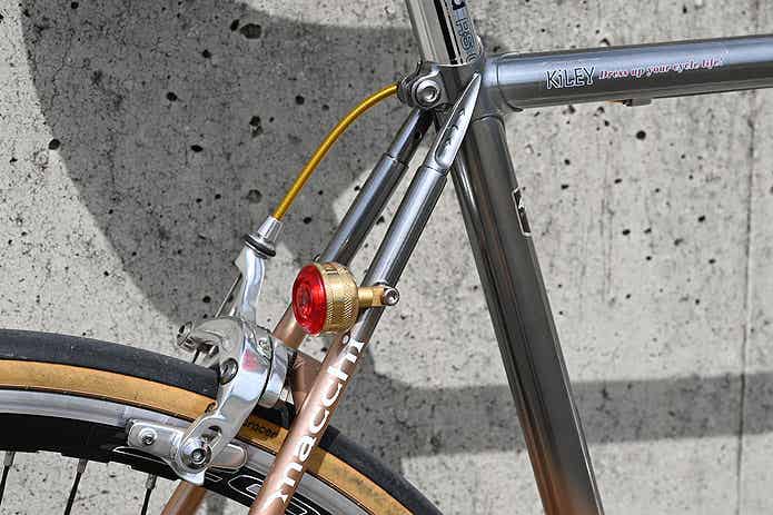 ロードバイクに取り付けた、キーレイのリアライト