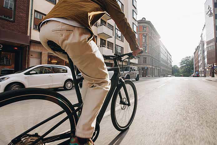 Turbo Vado SL 2 4.0で走る男性