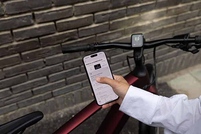 スマートフォンを手にもつ人物