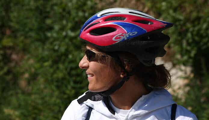 ヘルメットをかぶった女性