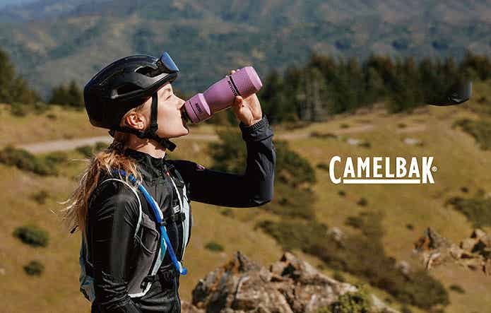 サイクルボトルを使う女性サイクリスト