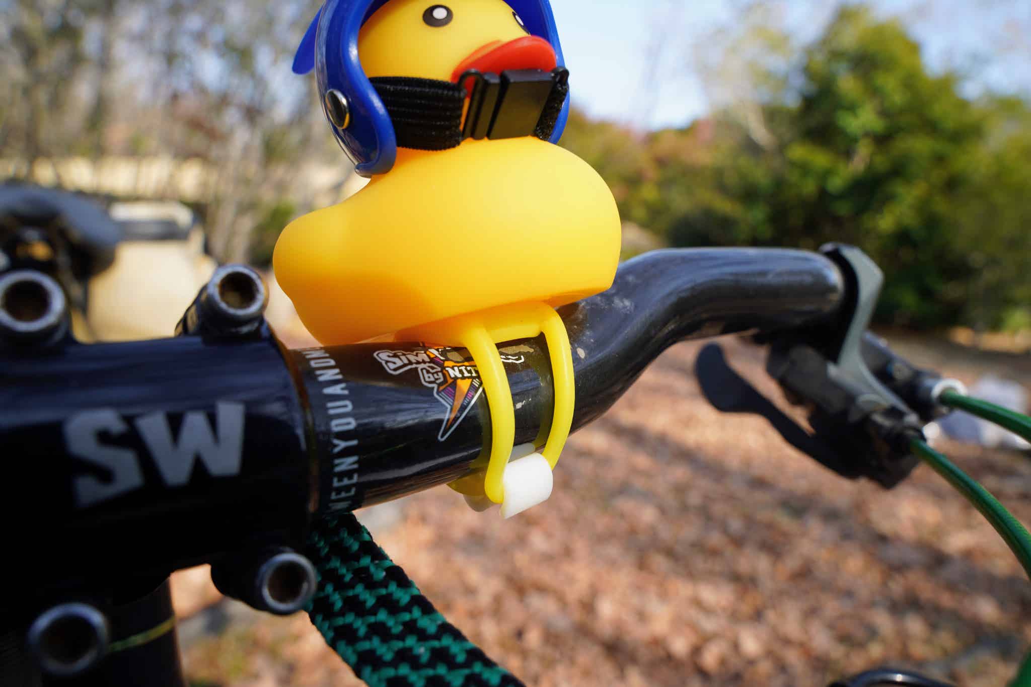 自転車パフホーン（あひるちゃん）を自転車に取り付けた様子