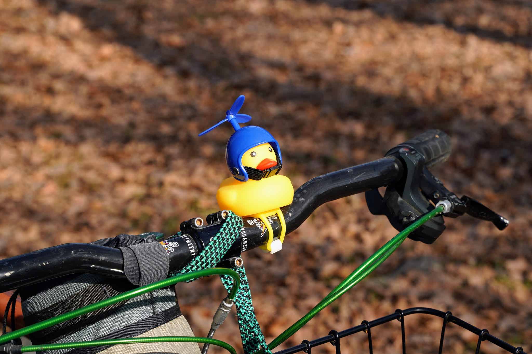 自転車パフホーン（あひるちゃん）を自転車に取り付けた様子