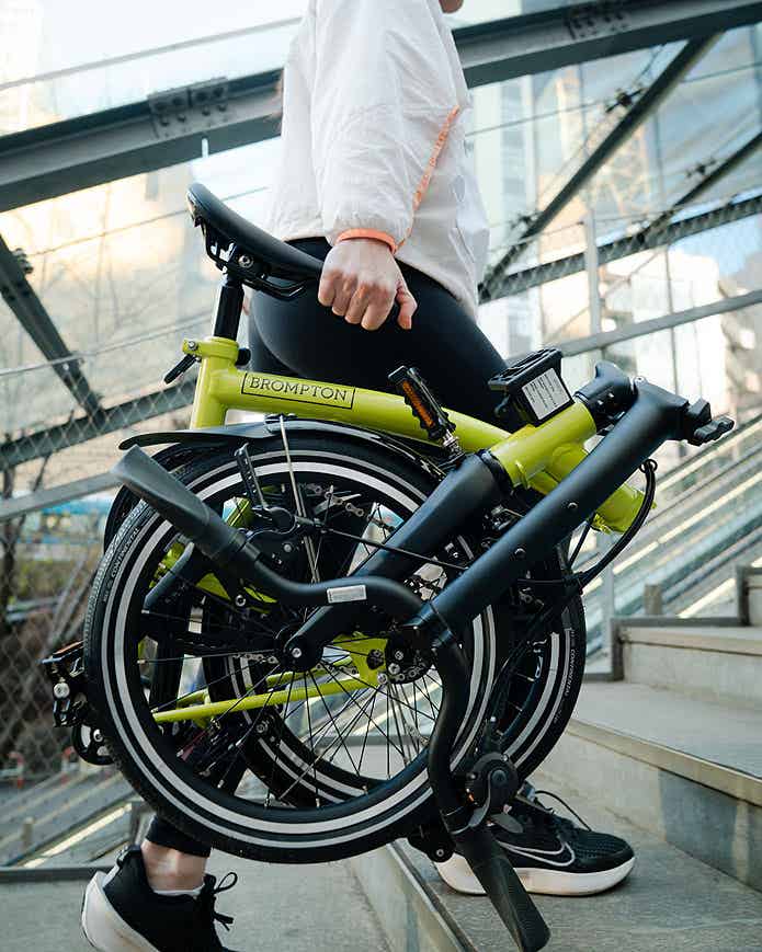 BROMPTONを持ち運ぶ人