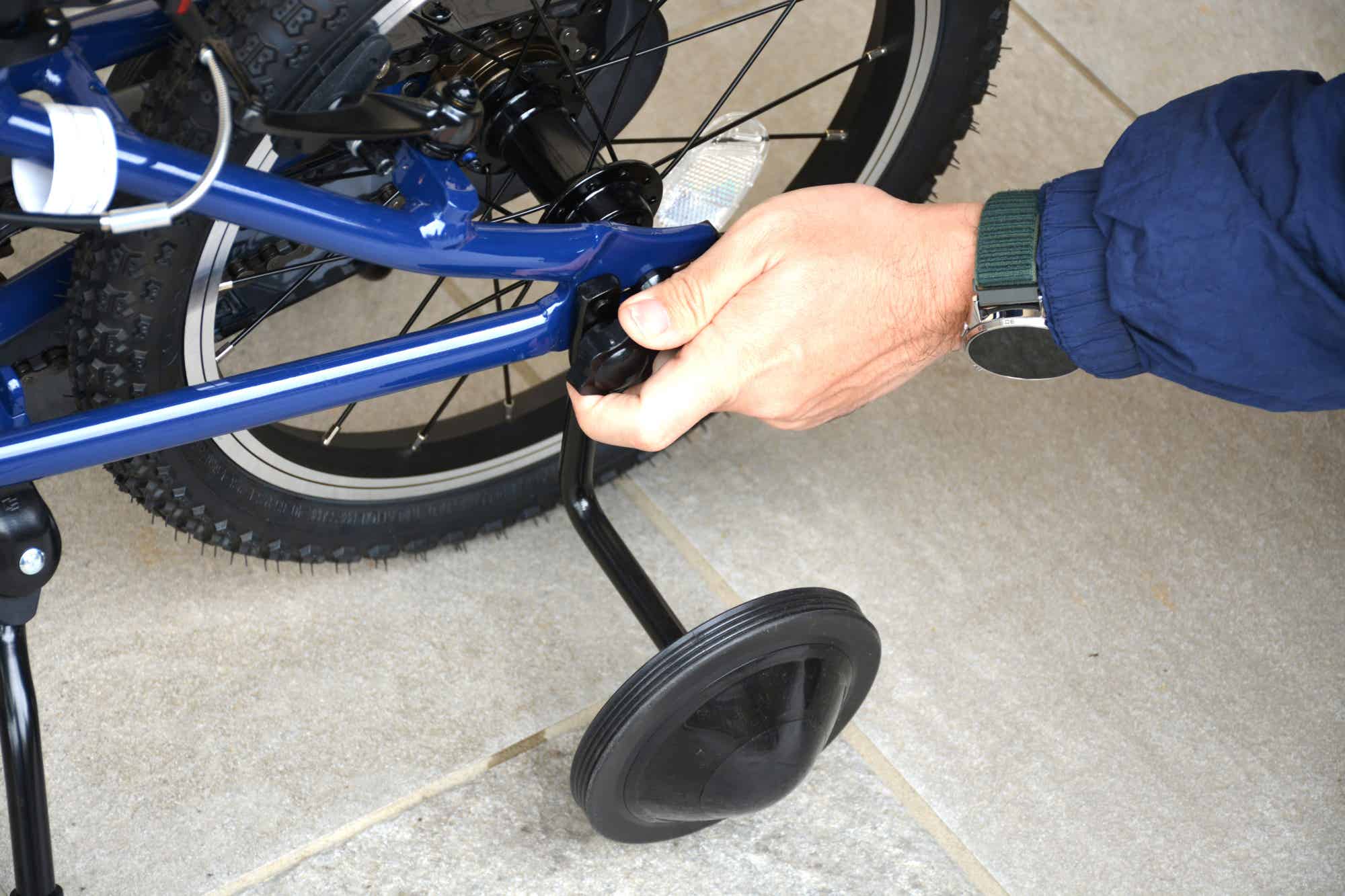 シャイデックのキッズバイクの補助輪外し作業