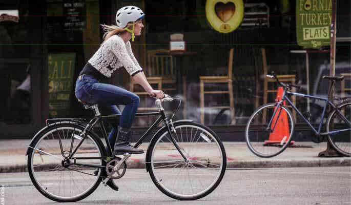 ヘルメットをかぶった女性