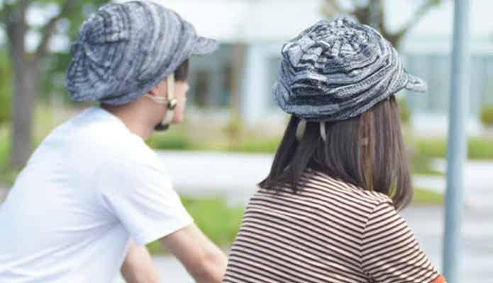 ヘルメットをかぶった女性と男性