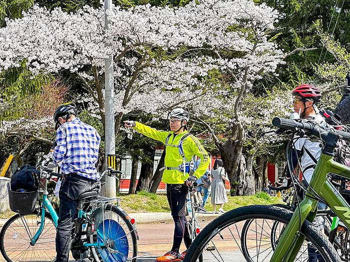 ツアーを先導するサイクリングガイド