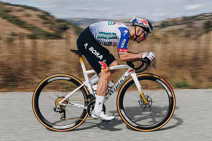 Cotton TLRを装着したロードバイクで走行する選手