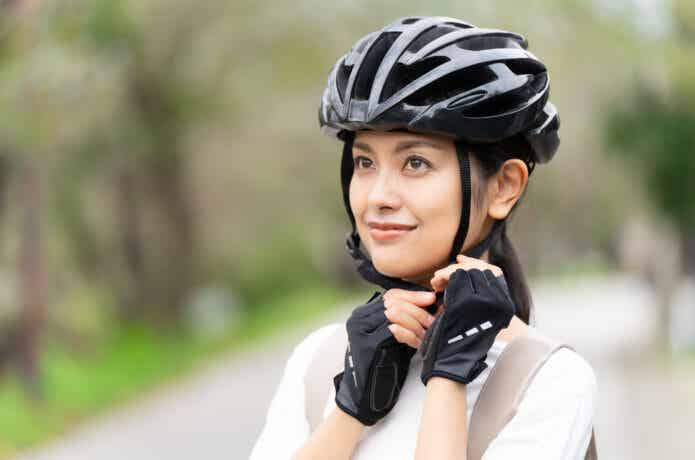 ヘルメットをかぶった女性