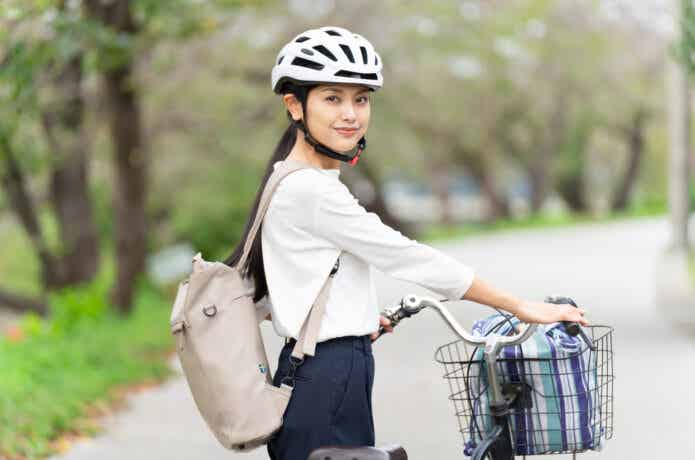 ヘルメットをかぶった女性