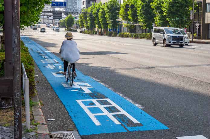 車道の左端を走る自転車