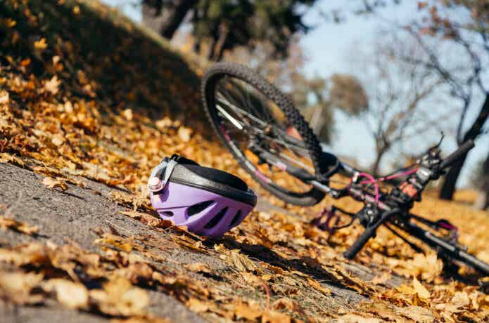 横に倒れた自転車　ヘルメット