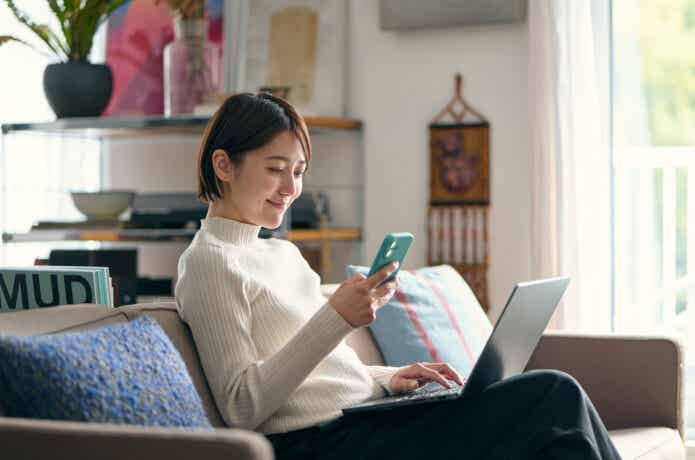 ネットショッピングする女性