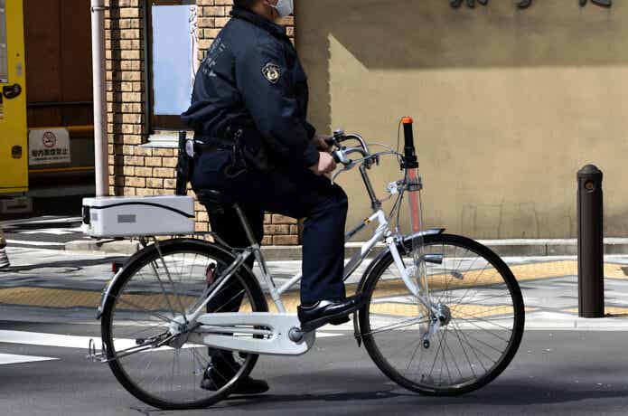 自転車の違反を取り締まる警察官